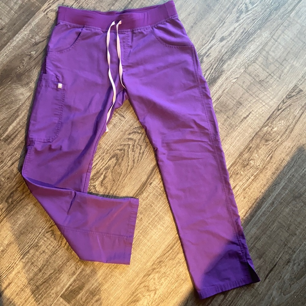 FIGS ULTRAVIOLET unlimited edition. Kade Cargo pants scrubs in Medium regular